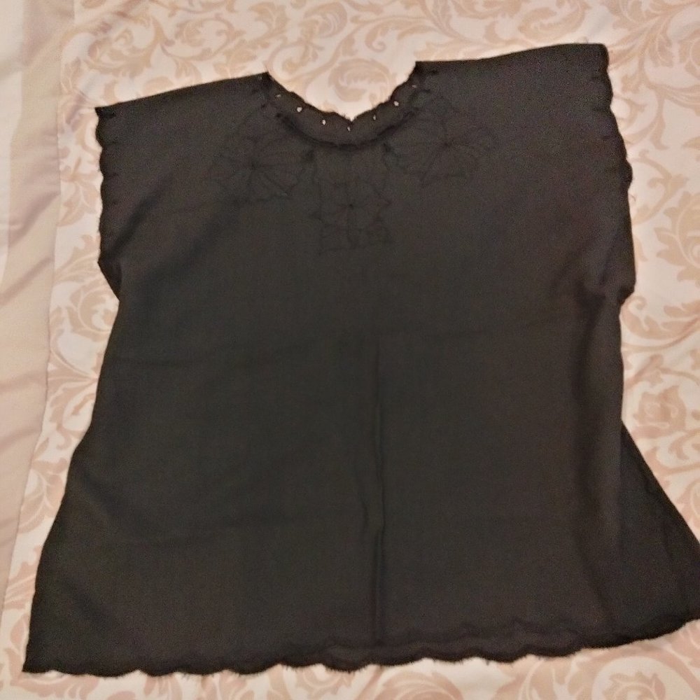 NWOT Embroidered black sleeveless top with scalloped-edges Balinese M